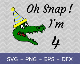 Puede incluir: Un cocodrilo verde de dibujos animados con un gorro de fiesta y el texto "Oh Snap! I'm 4". El cocodrilo tiene la boca muy abierta con dientes rojos. El fondo es gris claro con un patrón ondulado.