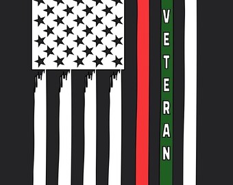 Puede incluir: Bandera americana estilizada sobre fondo negro. El diseño incluye un campo de estrellas blancas, rayas blancas y rojas, y una franja verde y roja con la palabra "VETERAN" en blanco.