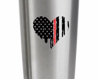 Puede incluir: Una taza de viaje de acero inoxidable con un diseño de corazón de bandera estadounidense con una línea roja en el centro.