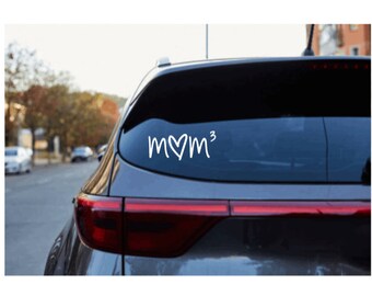 Puede incluir: Una calcomanía de coche de vinilo blanco con el texto "mom" con un corazón en lugar de la "o" y el número "3" a la derecha de la palabra.