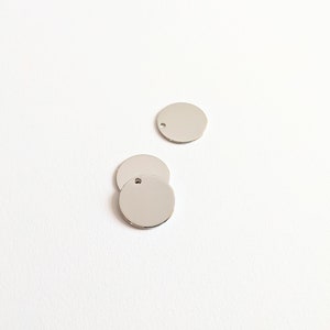 10 silberfarbene Einloch-Scheibenanhänger 15mm für Stempelgravur
