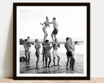 Foto de fiesta retro de surfistas en la playa: póster imprimible vintage (descarga digital)