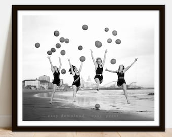 Impresión fotográfica retro de playa: Baile de globos, fotografía vintage (descarga digital)