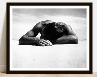 Impresión fotográfica vintage de playa: Bañista en la arena (descarga digital)