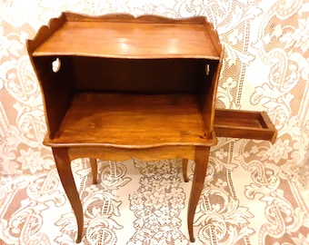 Nattduksbord i Louis XV-stil i ek, med en nisch och en hemlig låda, 1950-talet