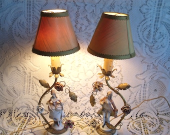 Jacob Petit-Stil, Paar Lampen im Louis-XV-Stil aus Porzellan und vergoldetem Messing. frühes 20. Jahrhundert