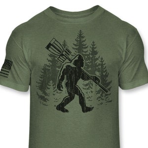 Bigfoot Disc Golf T-Shirt - Funny Sasquatch Disc Golfing shirt - Bigfoot disc golf silhouette shirt - Outdoor Athletic blend T-Shirt - A171