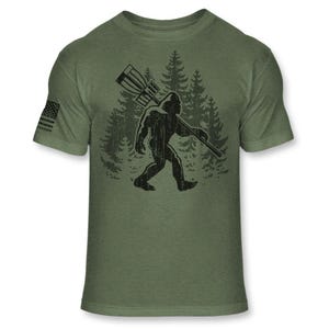 Bigfoot Disc Golf T-Shirt - Funny Sasquatch Disc Golfing shirt - Bigfoot disc golf silhouette shirt - Outdoor Athletic Soft Blend Tee - A171