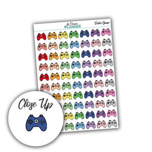 Op de afbeelding: Een vel met kleurrijke videogame-controller stickers. De stickers zijn gerangschikt in rijen en kolommen, waarbij elke controller een andere kleur heeft. De tekst "Video Game" staat bovenaan het vel. De tekst "Close Up" staat op een cirkel met een enkele blauwe videogame-controller.
