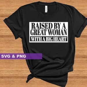 Moederdag T-shirt ontwerp opgevoed door een geweldige vrouw met een groot hart SVG PNG digitale download voor Moederdag shirt Tote tas ambachten