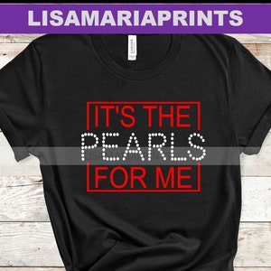 Puede incluir: Camiseta negra con texto rojo que dice "It's the Pearls for Me".