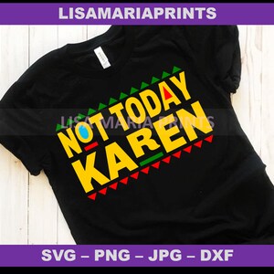Puede incluir: Camiseta negra con el texto "Not Today Karen" en letras amarillas con un borde estampado en verde, rojo y amarillo.