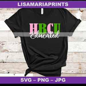 Puede incluir: Camiseta negra con el texto "HBCU Educated" en letras rosas y verdes.