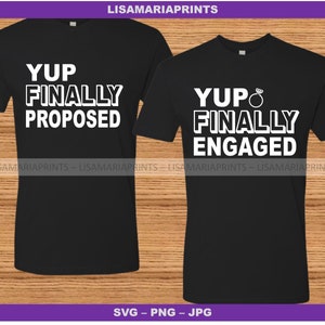 Puede incluir: Dos camisetas negras con texto blanco. Una dice "YUP FINALLY PROPOSED" y la otra "YUP FINALLY ENGAGED" con un gráfico de anillo. Estas camisetas de manga corta son ideales para parejas comprometidas.