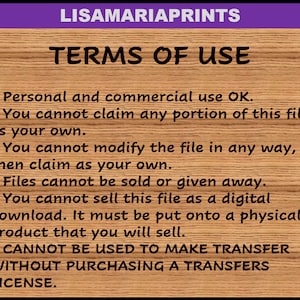 Puede incluir: Una imagen de texto con un fondo de madera y un encabezado morado. El texto dice "LISAMARIAPRINTS T&Eacute;RMINOS DE USO" y enumera los t&eacute;rminos de uso para archivos digitales. Los t&eacute;rminos establecen que el uso personal y comercial est&aacute; bien, pero el archivo no se puede reclamar como propio, modificar, vender o regalar. El archivo no se puede vender como descarga digital, sino que debe colocarse en un producto f&iacute;sico. El archivo no se puede utilizar para realizar transferencias sin comprar una licencia de transferencia.
