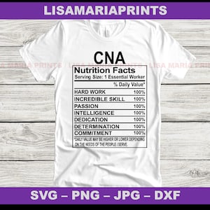 Pode incluir: Uma camiseta branca com um gráfico preto de um rótulo de informações nutricionais para um(a) auxiliar de enfermagem. O rótulo lista as habilidades essenciais necessárias para o trabalho, como trabalho árduo, habilidade incrível, paixão, inteligência, dedicação, determinação e compromisso, todas com um valor diário de 100%.