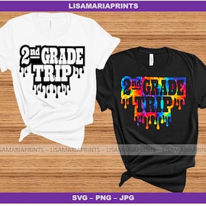 Può includere: Due magliette con il testo "2nd GRADE TRIP" in lettere nere che gocciolano. Una maglietta è bianca e l'altra è nera con un motivo tie-dye arcobaleno.