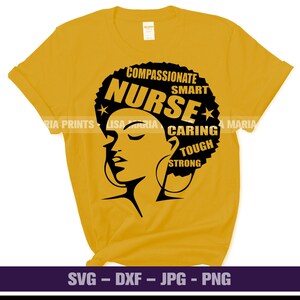 Puede incluir: Una camiseta amarilla con una silueta negra de una mujer con un afro. El afro tiene las palabras "COMPASSIONATE", "SMART", "NURSE", "CARING", "TOUGH" y "STRONG" escritas alrededor.