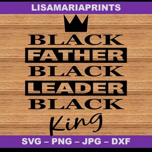 Puede incluir: Dise&ntilde;o gr&aacute;fico en blanco y negro con el texto "BLACK FATHER BLACK LEADER BLACK King" con una corona sobre el texto. El dise&ntilde;o est&aacute; sobre un fondo de madera.