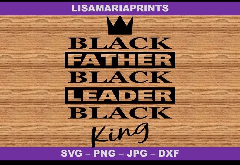 Puede incluir: Dise&ntilde;o gr&aacute;fico en blanco y negro con el texto "BLACK FATHER BLACK LEADER BLACK King" con una corona sobre el texto. El dise&ntilde;o est&aacute; sobre un fondo de madera.