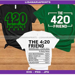 Puede incluir: Tres diseños de camisetas con el texto "420" y "The 4:20 Friend". El primer diseño es negro con texto verde que gotea. El segundo diseño es verde con texto blanco. El tercer diseño es blanco con texto negro y una etiqueta nutricional que enumera "High Maintenance", "Mad Hustle", "Edibles", "Munchies" y "Laughter".