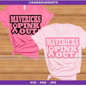 Può includere: Due magliette rosa con il testo "MAVERICKS PINK OUT" e una grafica a nastro rosa. Le magliette sono su uno sfondo di legno.