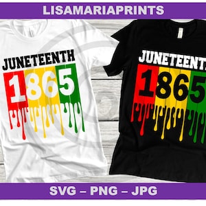Puede incluir: Dos camisetas con un diseño de Juneteenth. El diseño presenta el año 1865 en texto blanco sobre un fondo rayado rojo, amarillo y verde. Las rayas gotean con pintura roja, amarilla y verde.