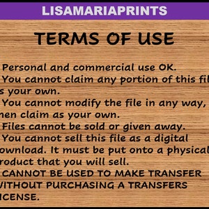 Puede incluir: Una imagen de texto con un fondo de madera y un encabezado morado. El texto dice "LISAMARIAPRINTS T&Eacute;RMINOS DE USO" y enumera los t&eacute;rminos de uso para archivos digitales. Los t&eacute;rminos establecen que el uso personal y comercial est&aacute; bien, pero el archivo no se puede reclamar como propio, modificar, vender o regalar. El archivo no se puede vender como descarga digital, sino que debe colocarse en un producto f&iacute;sico. El archivo no se puede utilizar para realizar transferencias sin comprar una licencia de transferencia.