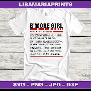 Puede incluir: Camiseta blanca con texto negro que dice "B'more Girl with a hint of hood" y una línea roja debajo del texto. El texto debajo dice "Mira a ambos lados antes de cruzarme. No soy la primera, ni la segunda. No vengas por mí a menos que te envíe un mensaje. Estoy aquí para hacer lo mío, no para complacerte. Tengo cero tolerancia a la estupidez. Soy una persona realmente agradable... hasta que me provoquen. Gracias por tu comprensión."
