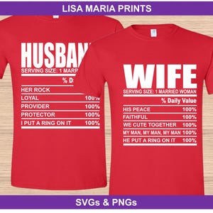 Puede incluir: Dos camisetas rojas con texto blanco. La camiseta de la izquierda dice "Husband" y tiene una lista de cualidades con porcentajes. La camiseta de la derecha dice "Wife" y tiene una lista de cualidades con porcentajes.