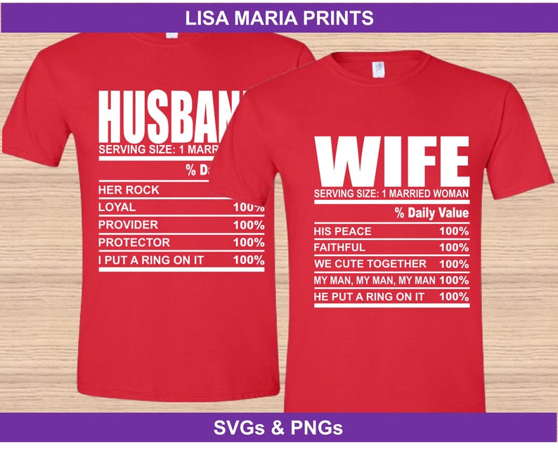Puede incluir: Dos camisetas rojas con texto blanco. La camiseta de la izquierda dice "Husband" y tiene una lista de cualidades con porcentajes. La camiseta de la derecha dice "Wife" y tiene una lista de cualidades con porcentajes.