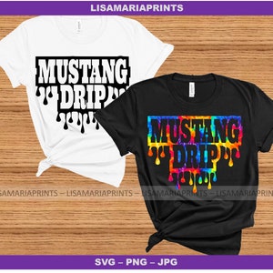 Könnte beinhalten: Zwei T-Shirts mit dem Text "Mustang Drip" in schwarzen Buchstaben. Ein T-Shirt ist weiß und das andere ist schwarz mit einem Regenbogen-Tie-Dye-Muster.