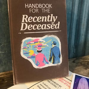 Livre fait main et collection complète d'accessoires - Manuel pour les personnes récemment décédées - Intérieur illustré et pages écrites