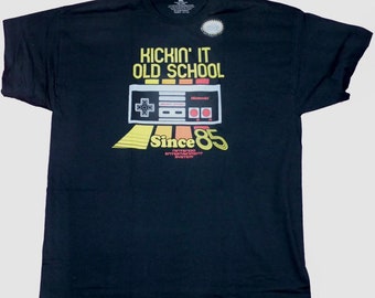 Maglietta grafica Nintendo NES - "Kicking It Old School Since 85" - Grande