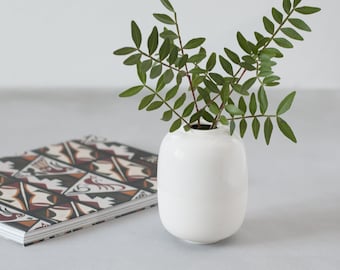 Kleine witte vaas minimalistische stijl, bloemenvaas decor wit, Scandinavische vaas keramiek, moderne porseleinen knopvaas handgemaakt, op voorraad