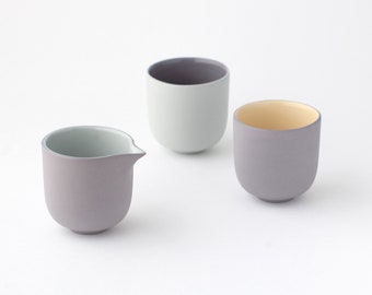 Set da caffè moderno e minimalista in ceramica, tazzine da caffè in porcellana fatte a mano e una brocca per la panna, in stock