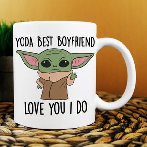 K&ouml;nnte beinhalten: Wei&szlig;e Keramiktasse mit einer gr&uuml;nen Comicfigur und dem Text "YODA BEST BOYFRIEND LOVE YOU I DO".