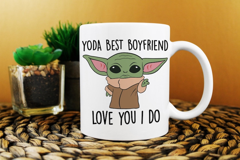 K&ouml;nnte beinhalten: Wei&szlig;e Keramiktasse mit einer gr&uuml;nen Comicfigur und dem Text "YODA BEST BOYFRIEND LOVE YOU I DO".