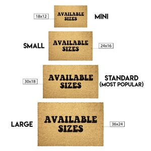 K&ouml;nnte beinhalten: Eine Tabelle mit den verschiedenen verf&uuml;gbaren Gr&ouml;&szlig;en von Fu&szlig;matten. Die Gr&ouml;&szlig;en sind: Mini (18x12 Zoll), Klein (24x16 Zoll), Standard (30x18 Zoll) und Gro&szlig; (36x24 Zoll). Jede Gr&ouml;&szlig;e hat den Text "AVAILABLE SIZES" aufgedruckt.