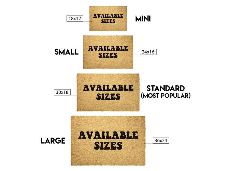 K&ouml;nnte beinhalten: Eine Tabelle mit den verschiedenen verf&uuml;gbaren Gr&ouml;&szlig;en von Fu&szlig;matten. Die Gr&ouml;&szlig;en sind: Mini (18x12 Zoll), Klein (24x16 Zoll), Standard (30x18 Zoll) und Gro&szlig; (36x24 Zoll). Jede Gr&ouml;&szlig;e hat den Text "AVAILABLE SIZES" aufgedruckt.