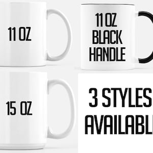 K&ouml;nnte beinhalten: Drei wei&szlig;e Keramikbecher mit schwarzem Text. Die Becher sind 11 oz und 15 oz. Ein Becher hat einen schwarzen Henkel. Der Text auf den Bechern lautet "11 oz", "11 oz Schwarzer Henkel" und "15 oz". Der Text unter den Bechern lautet "3 Styles Verf&uuml;gbar".