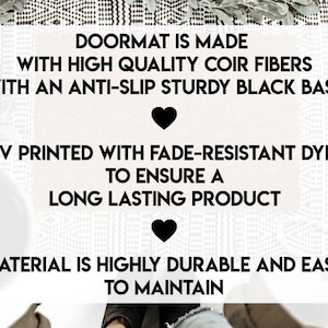 K&ouml;nnte beinhalten: Ein Schwarzwei&szlig;bild mit dem Text "Doormat is made with high quality coir fibers with an anti-slip sturdy black base. UV printed with fade-resistant dyes to ensure a long lasting product. Material is highly durable and easy to maintain."