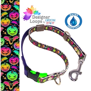 Könnte beinhalten: Ein schwarzes und neongrünes Hundehalsband mit einem sich wiederholenden Muster aus Kürbissen und Fledermäusen. Das Halsband hat eine violette verstellbare Schnalle und einen silbernen D-Ring aus Metall. Der Text "Designer Loops by GROOM LOOP" ist auf dem Halsband aufgedruckt. Das Halsband ist wasserabweisend.