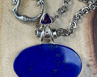 Hanger van lapis lazuli en amethist aan een zilveren ketting