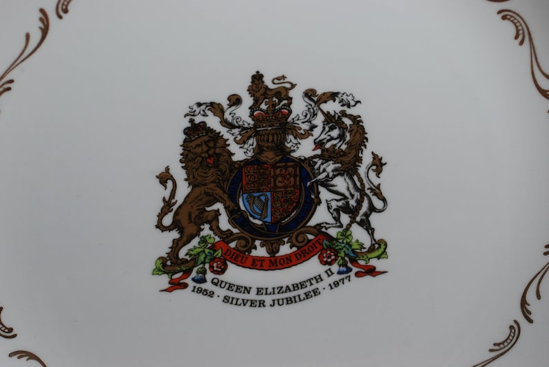 Queens silver jubilee plate