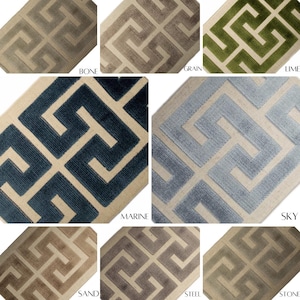 Puede incluir: Diez muestras de tela con un patrón geométrico en varios colores, incluyendo hueso, grano, lima, marino, cielo, arena, acero y piedra.