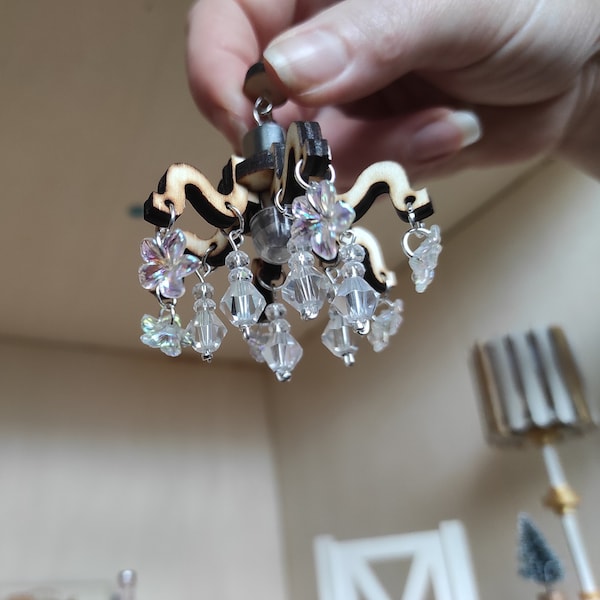 Miniature lustre suspendu avec fixation magnétique. Petit lustre suspendu pour maisons de poupées Petite lampe de plafond pour mini-chambres