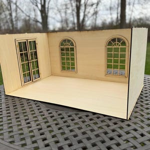 Puede incluir: Un kit de habitaci&oacute;n de casa de mu&ntilde;ecas de madera con tres ventanas y una puerta doble. La habitaci&oacute;n est&aacute; sin terminar y lista para ser ensamblada y decorada.