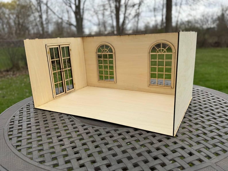 Puede incluir: Un kit de habitaci&oacute;n de casa de mu&ntilde;ecas de madera con tres ventanas y una puerta doble. La habitaci&oacute;n est&aacute; sin terminar y lista para ser ensamblada y decorada.
