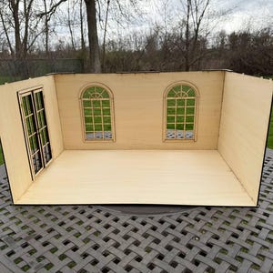 Puede incluir: Un kit de habitaci&oacute;n de casa de mu&ntilde;ecas de madera con dos ventanas y una puerta. La habitaci&oacute;n est&aacute; sin terminar y lista para ser ensamblada y decorada.